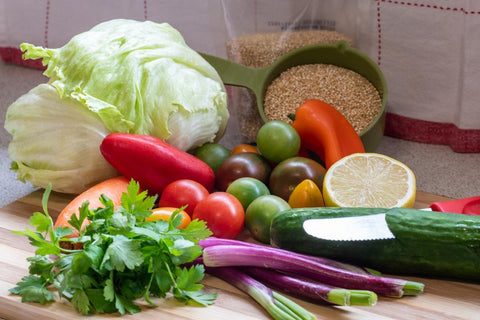 1.1. Ingrediente salata cu quinoa pentru 4 persoane_lamaie, castravete, verdeata, varza, quinoa