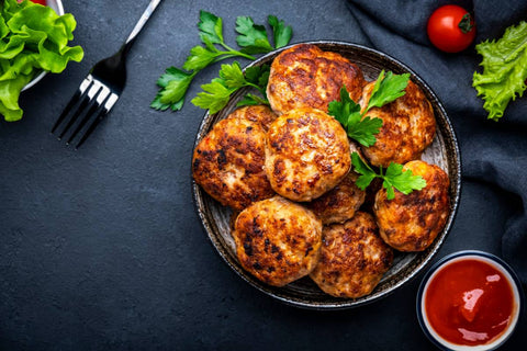 1. Chiftele la cuptor - mod de preparare_chiftele, sos, farfurie neagra, verdeata, furculita 1