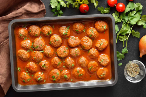 2.1. Chiftele marinate sau suedeze_chiftele, sos de rosii, tava, verdeata 1