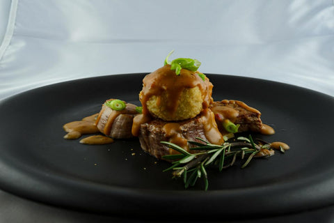 2.2. Chiftele keto sau proteice_chiftele, farfurie neagra, garnitura, verdeata 2