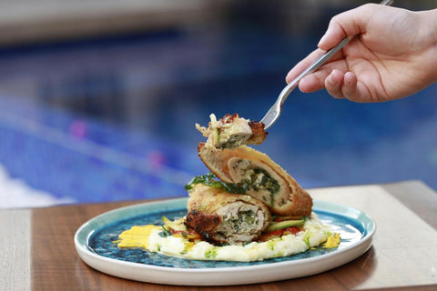 2. Idei de retete cu piept de pui si spanac - umpluturi, sosuri si toppinguri pe care trebuie neaparat sa le incerci!_mana, furculita, pui umplut, farfurie 3