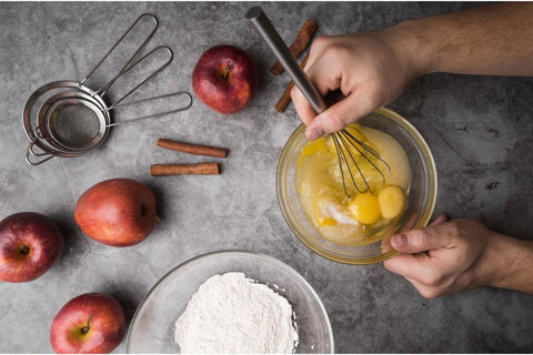 2. Prajitura dietetica cu mere si nuci - bol cu galbenusuri amestecate, mere