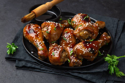 2. Reteta de pui cu sos Teriyaki - cum o poti personaliza pentru a obtine variante delicioase si sanatoase_pulpe de pui, sos Teriyaki, verdeata, farfurie neagra 1