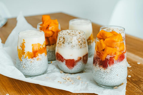 2. Retete de budinca de chia - cum poti personaliza varianta clasica_budinca de chia, pahare, masa, fructe 1