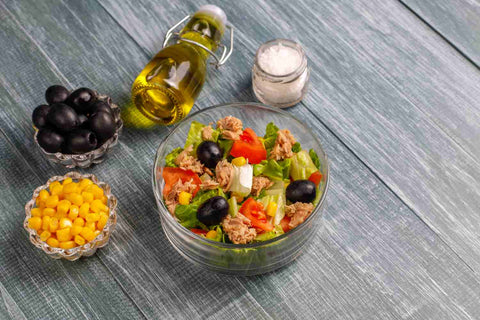 dieta mediteraneana - masline, salata, porumb