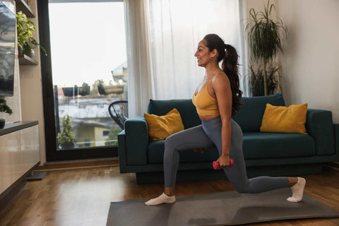 gimnastica de dimineata - femeie, gantere, canapea, saltea de fitness