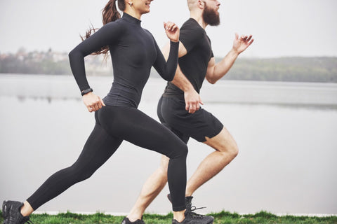 Ce suplimente ajuta la somn si recuperare (barbat si femeie care alearga, antrenament de dimineata, cardio)