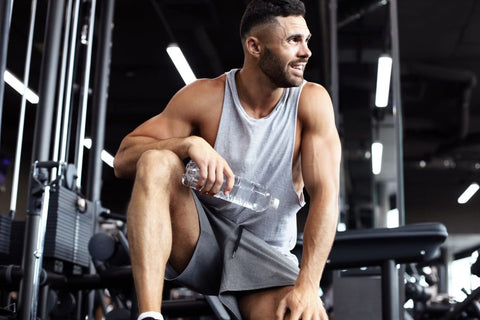 Dupa antrenament am febra musculara (barbat care face pauza de la antrenament, febra musculara, sala de forta)