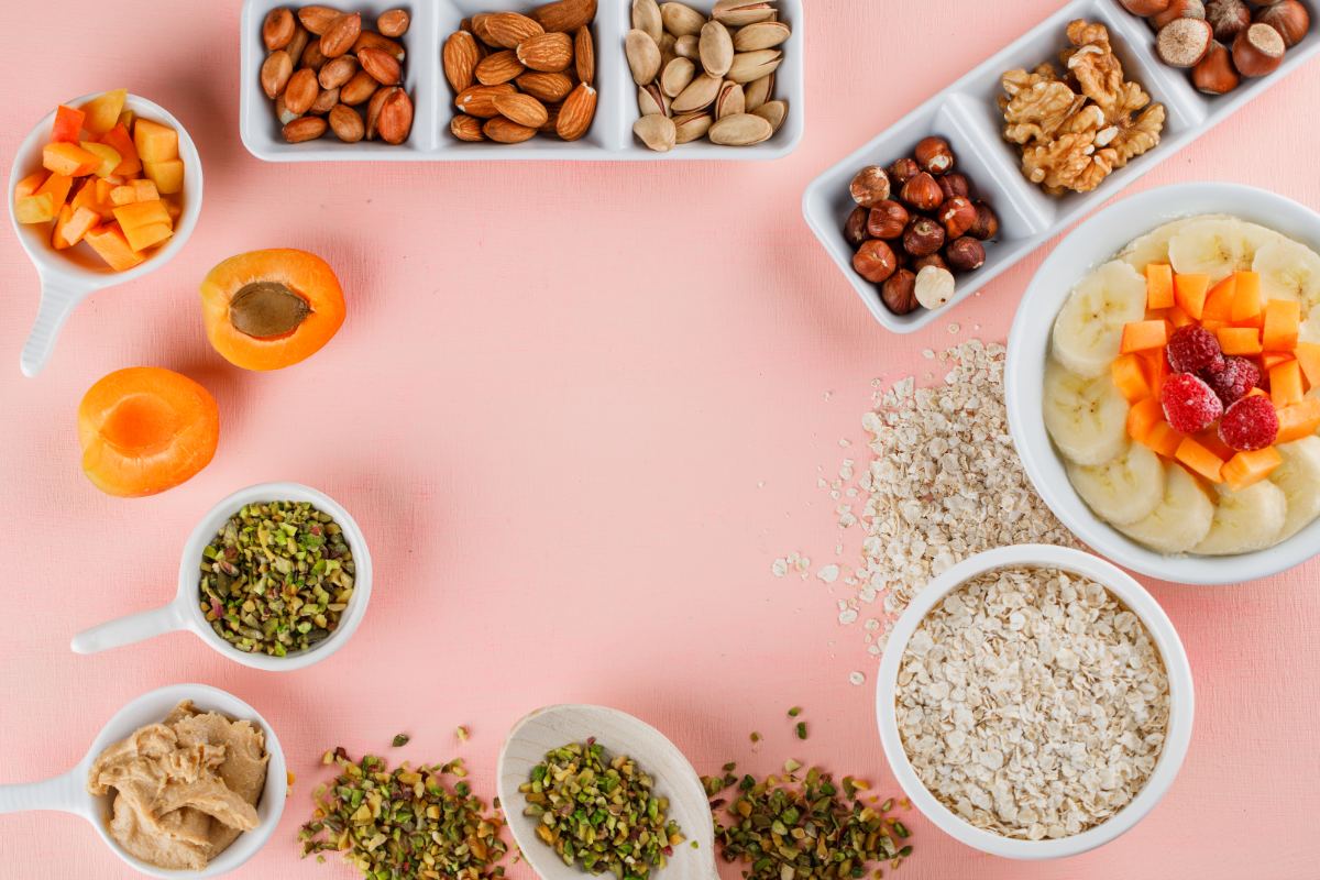 1.1 Ingrediente retete porridge - ingrediente porridge, fructe, ovaz, unt de arahide, fundal roz