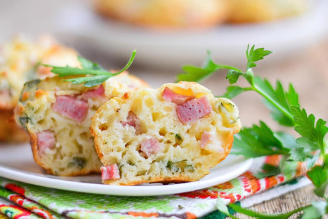 1. Briose aperitiv - mod de preparare_briose, sunca, verdeata, farfurie 1