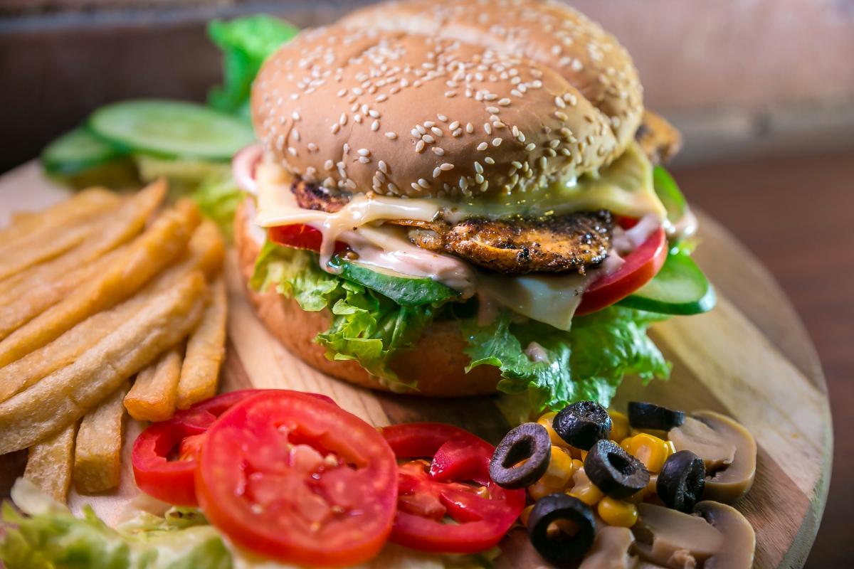 1. Burger vegan - mod de preparare_burger, salata, cartofi, rosii, masline