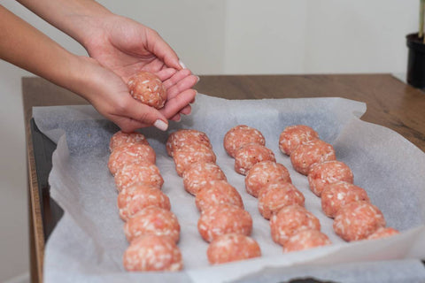 1. Chiftele la cuptor - mod de preparare_tava, chiftele, maini 2