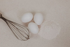 1. Prajitura cu morcov si nuca – mod de preparare_amestec din oua si zahar realizat cu telul