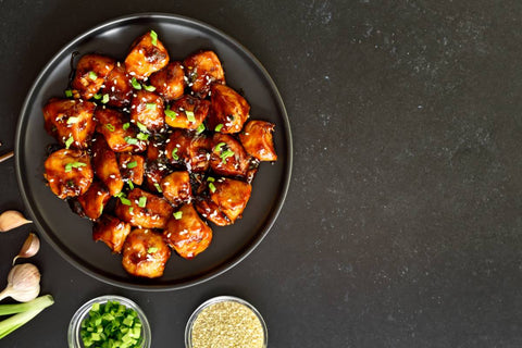 1. Pui Teriyaki - mod de preparare_farfurie neagra, carne de pui, ceapa verde, usturoi 1