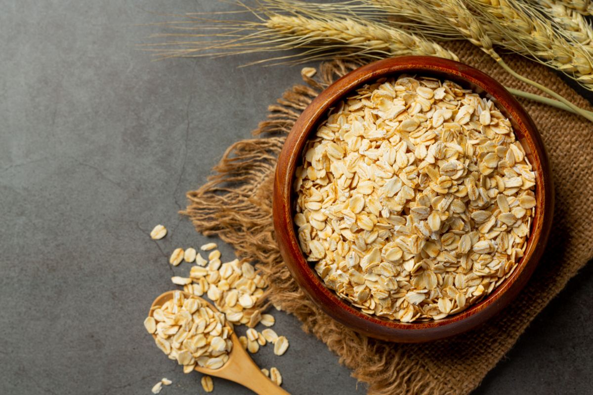 1. Retete porridge - castron lemn, ovaz, lingura lemn, fundal gri