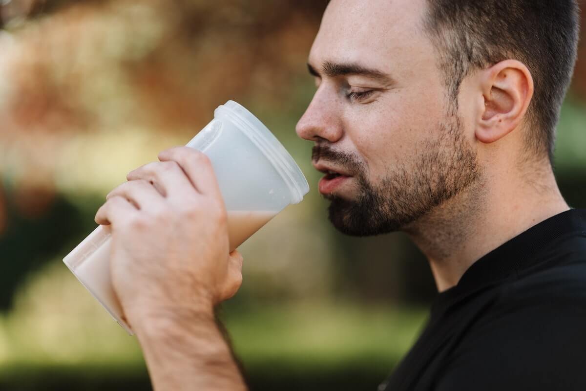 Retete shake - barbat care bea shake dintr-un recipient