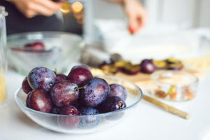 1. Tarta cu prune – mod de preparare_bol cu prune pregatit pentru prepararea tartei