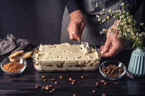 1. Tiramisu vegan – pasii pe care trebuie sa ii urmezi pentru un dulce unic_asamblare tiramisu vegan