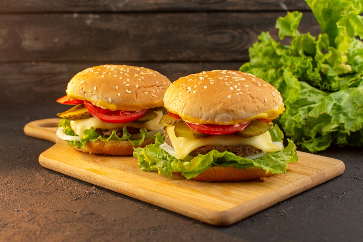 2.2. Burger proteic de pui_burger, salata, cascaval 1