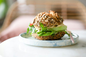 2. Burgeri vegani reteta clasica – cum o poti adapta pentru a obtine alte retete delicioase_burger, farfurie, salata