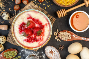 2. Porridge de ovaz - castron cu porridge cu dulceata de capsuni si capsuni, aglomeratie de alte instrumente si ingrediente
