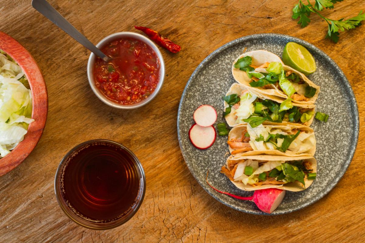 Rețetă de quesadilla vegetariană – cum poți personaliza rețeta de bază_quesadilla, sos, farfurie
