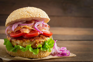 2. Reteta de burger de pui facuta in casa_ce modificari ii poti aduce pentru a crea alte retete savuroase_burger, ceapa rosie, salata 1