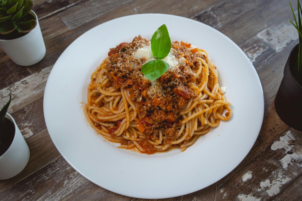 2. Reteta de spaghete bolognese – cum o poti personaliza pentru a obtine o masa delicioasa si sanatoasa_paste, farfurie