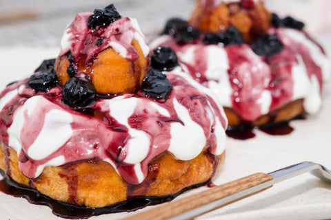 2. Retete de papanasi – cum poti pregati alte variante delicioase si sanatoase_papanasi, dulceata de afine, smantana, platou 1