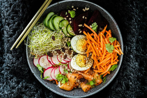 2. Salate de quinoa retete – ce poti adauga pentru a obtine variante delicioase si sanatoase_farfurie, bete, ou, morcov, ridichie, castravete, quinoa 2