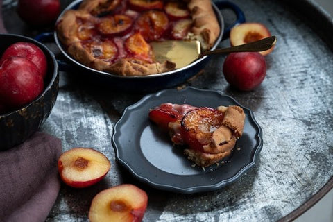 2. Tarta de prune – cu ce ocazie poti pregati acest deliciu_felie de tarta cu prune servita pe farfurie