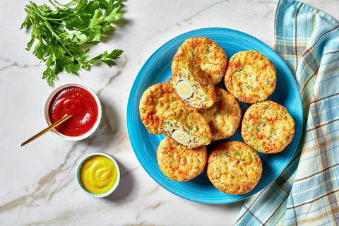 3. Cele mai bune briose aperitiv - cum pot fi servite!_farfurie albastra, briose, sosuri, verdeata, prosop 2