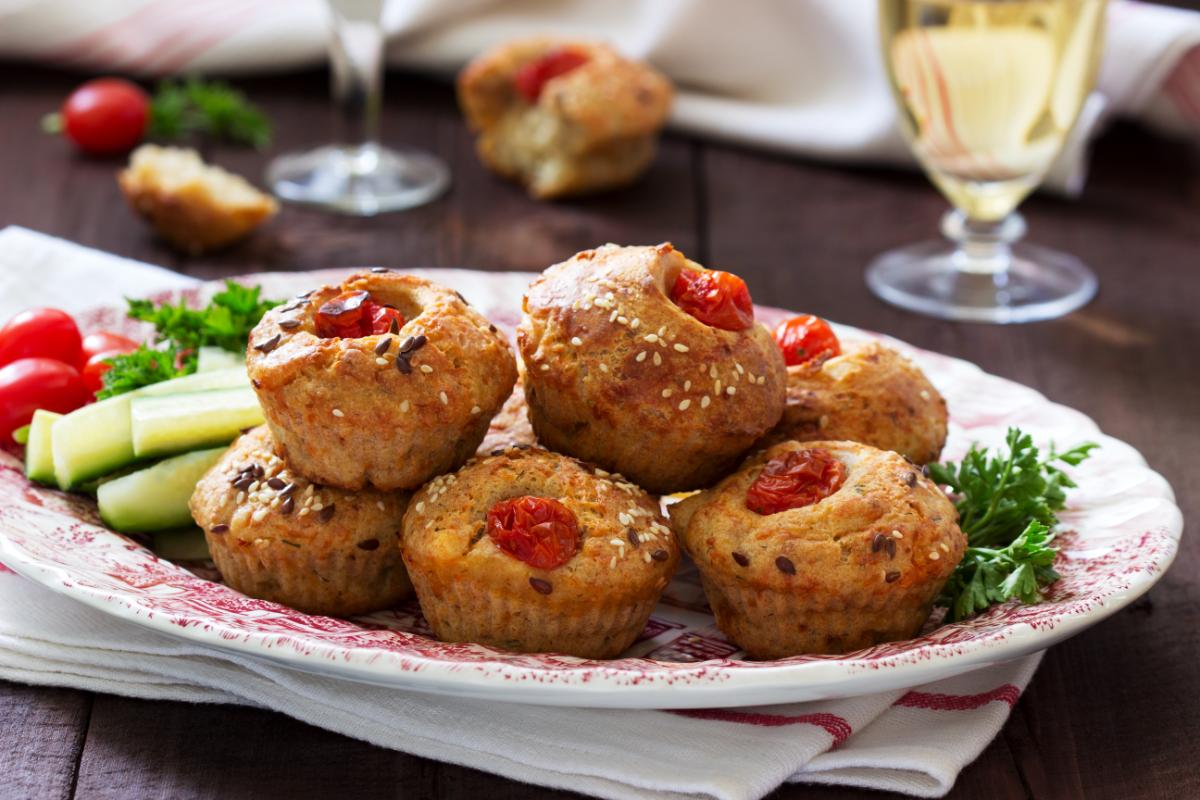 3. Cele mai bune briose aperitiv - cum pot fi servite!_platou, briose, legume, verdeata 1