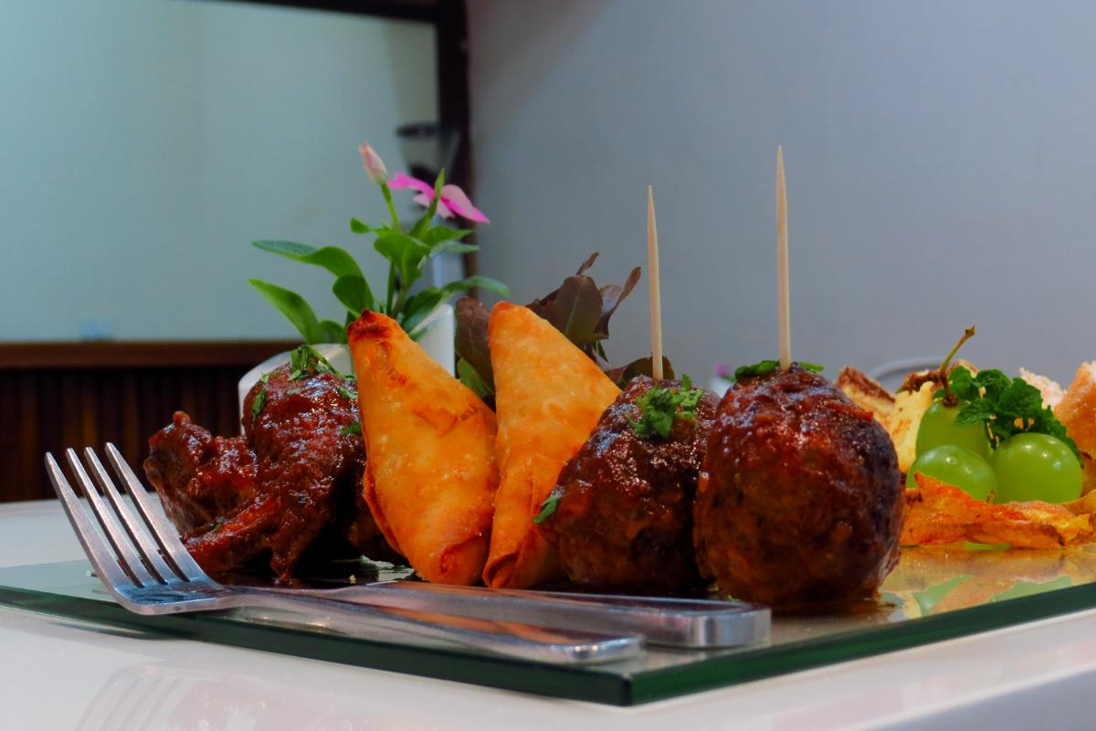 3. Chiftele sanatoase - sfaturi si recomandari_chiftele, furculita, chipsuri, platou de sticla