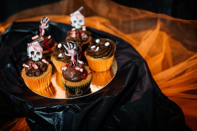 3. Dulciuri de Halloween_briose de Halloween cu forme infricosatoare in nuante de portocaliu si maro
