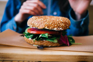 3. Hamburger vegan - sfaturi si recomandari_burger, salata, rosii, om