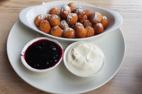 3. Papanasi pufosi - cu ce sosuri ii poti servi_papanasi, smantana, gem, farfurie alba, boluri 2