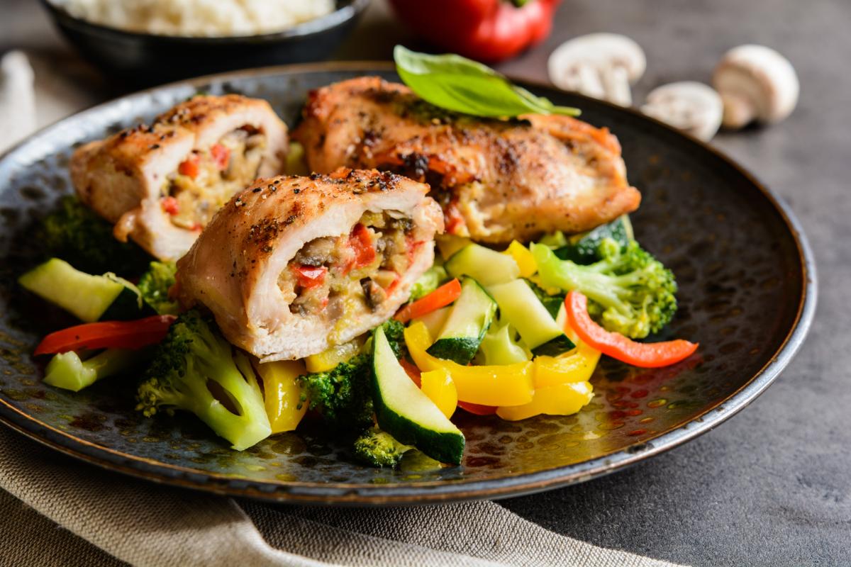3. Piept de pui umplut cu spanac - alaturi de ce il poti servi_piept de pui umplut, legume, farfurie, masa 1