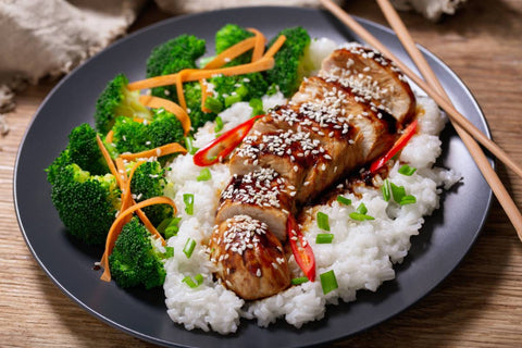 3._Pui_in_sos_Teriyaki_-_metode_corecte_de_marinare_si_gatire_garnituri_potrivite_pui_orez_broccoli_seminte_de_susan_1