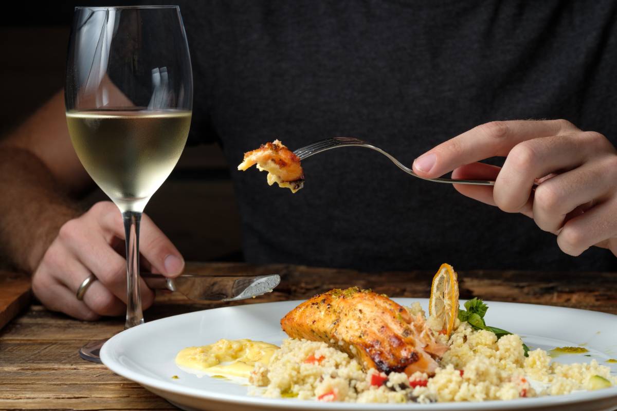 3._Reteta_de_cuscus_-_recomandari_de_vinuri_sau_alte_bauturi_alaturi_de_care_o_poti_servi_farfurie_cuscus_furculita_om_vin
