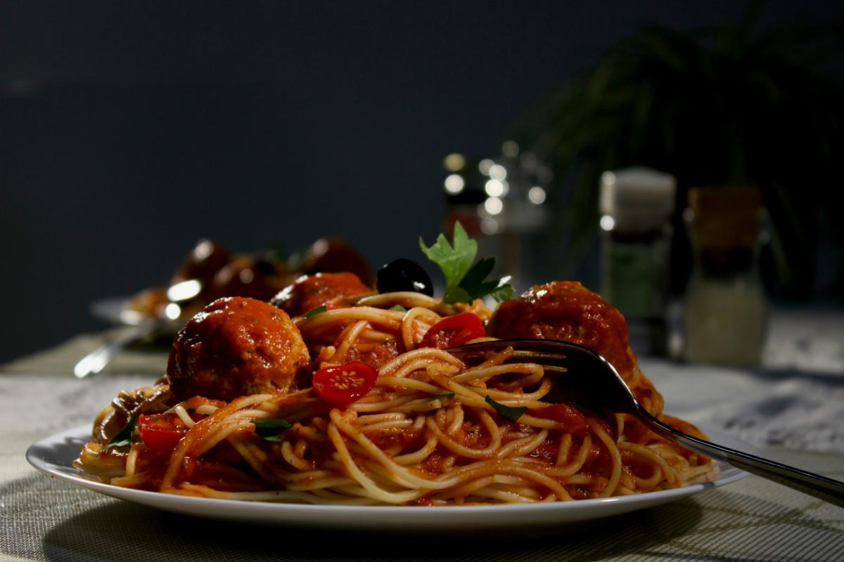 3. Spaghete bolognese reteta – sfaturi si recomandari_paste, parmezan, farfurie, sos, carne