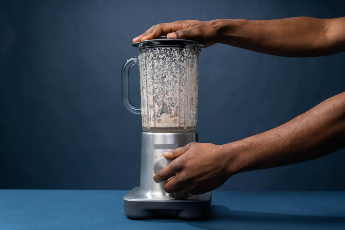 Retete shake proteic - blender in functiune, 2 maini de barbat